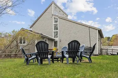 Image de Feet from Lake & Downtown, Pond View, Hot Tub, Pet Friendly, Firepit, 6br/4Floors