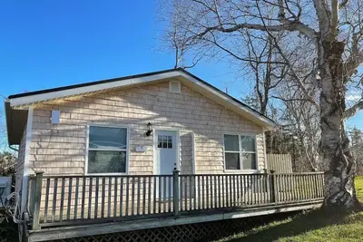 Image de Cozy Cavendish cottage Silver Leaf (#10) with private hot tub!