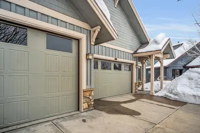 Image de Picturesque family retreat. 9 bedrooms, 3 gathering rooms, game room, deck.