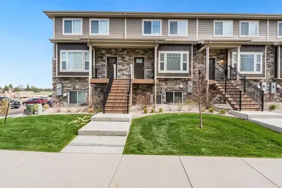 Image de Stay in style, elegance, & comfort in this beautiful townhome. Sleeps 10.