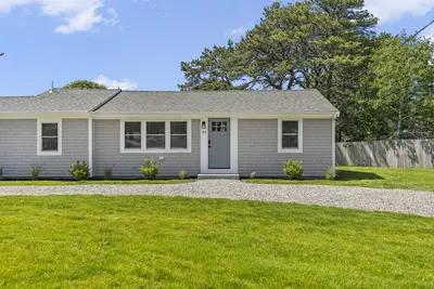 Image de Renovated- 0. 3 miles to the beach
