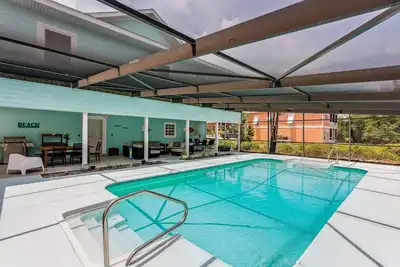 Image de Private Saltwater Heated Pool |Walk to Johnson Beach |Single Level |Screened Lanai |8 Bikes
