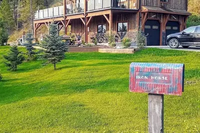 Image de Lake Front Cabin-Invermere-4 Bedroom, Ice Fishing Shack, Hot Tub, Private