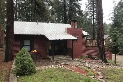 Image de Mountain Cabin walking distance to Park and Brewery. Level off street parking.