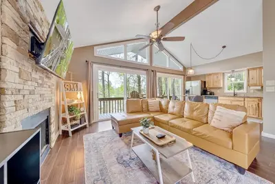 Image de Treetop & Waterfront! Quiet Cove, Hot Tub, Kayaks, Game Room and more