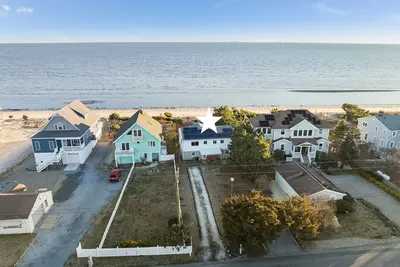 Image de Direct Bay Front Pet Friendly Home!