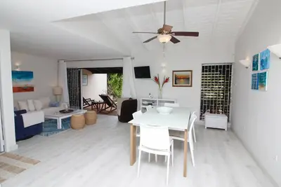 Image de Modern Townhouse w/ Garden View + Walking Distance to Beach
