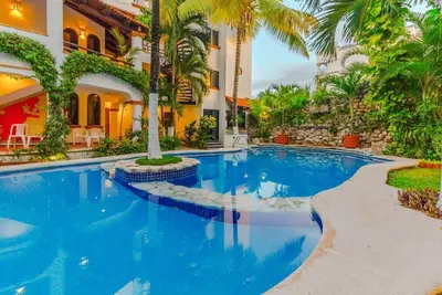 Image de 2br Cozy downtown apartment steps from the Beach!