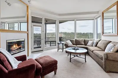 Image de Enjoy River Views from Beautifully Appointed Mt. Bachelor Village Resort Condo!