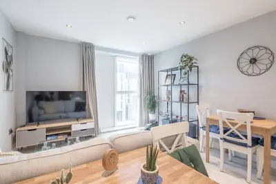 Image de Modern 1 Bedroom Apartment Next to Train Station