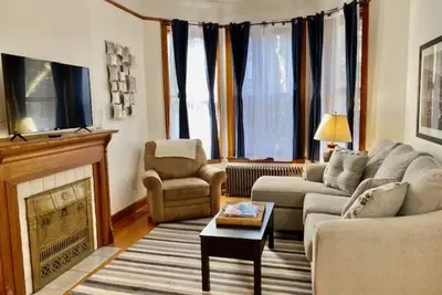 Image de Walk to Wrigley/ Boystown -Chicago 3br/2Ba Duplex-paid parking available!