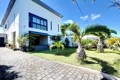 Image de La Villa des Mainates - Jacuzzi et vue mer