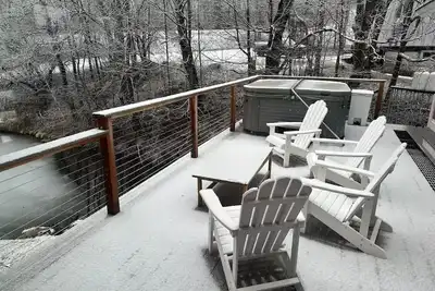 Image de Huge home, hot tub, sauna, pool table, great room