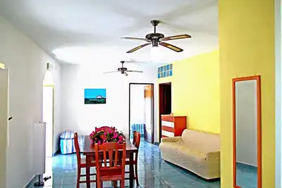 Image de Apartment 2/4 guests, double bedroom, living room, bathroom, kitchen, and outside.