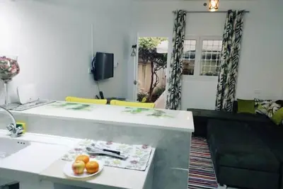 Image de Logement entier (Studio S+0) avec terrasse en verdure à dix minute de l'aéroport