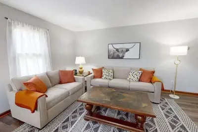 Image de Cheerful 4 Br in park-like setting near Grand Park