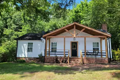 Image de Dowtown Duncan with stream and deck