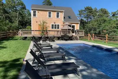 Image de Renovated Edgartown home with a heated pool and close to town/beach!