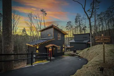 Image de Family Cabin! Hot Tub+Firepit, Dollywood, Mini Golf-