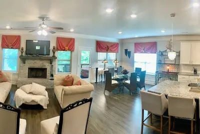 Image de Guests Fav! ! Hidden Hills Retreat with soothing hot tub and high speed internet!