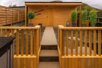 Image de Évadez-vous dans notre cottage historique de mineur gallois, modernisé pour un confort contemporain. Capable d'accueillir jusqu'à 5 personnes, il offre une vue sur les montagnes, un poêle à bois confortable, un jardin privé et un accès facile aux pis