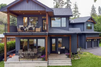 Image de Lakefront Home in the Village