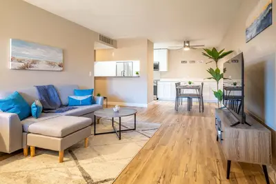 Image de Updated 2 Bed Apt in Midtown | Washer/Dryer | Pool