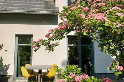 Image de Modern vacation home / vacation apartment by the castle park and lake, fireplace, bathing area