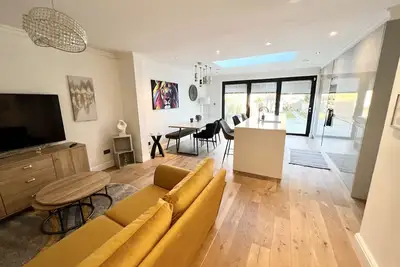 Image de Modern home with parking + large garden