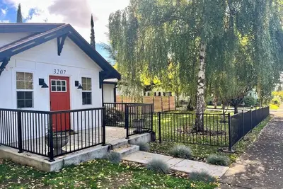 Image de Perfect Location | Walking to Dining & Shops