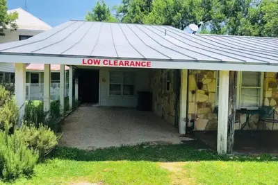 Image de 10th St. Bungalow Downtown, Bandera, Tx.