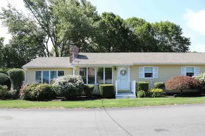 Image de One Level home, A/C bonnet