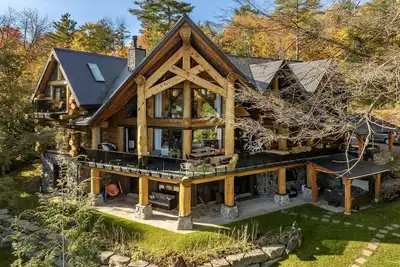 Image de 7 bed 6 bath cottage on Lake Muskoka