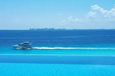 Image de Luxurious 5 Br Ocean Front Home. Epic Views!