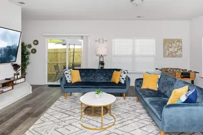 Image de Fresh & Comfy Near Uptown w/HotTub & Private Yard