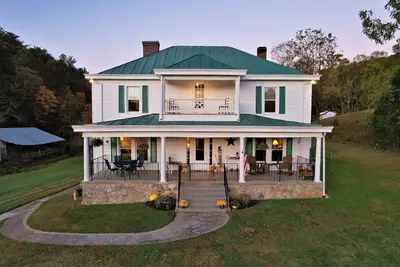 Image de Historic Pre-Civil War Log Farmhouse in the Country with Creek access