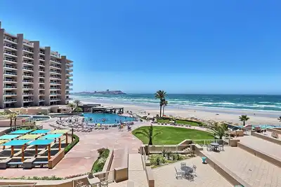 Image de Newly Updated Las Palomas 2br/2Bath w/bonus area- Ocean Front Cristal - Phase 1
