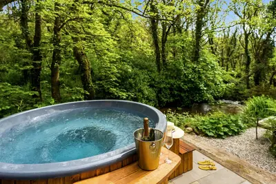 Image de Romantic Riverside Cottage by the beach with Hot Tub, Sauna & Log Burner