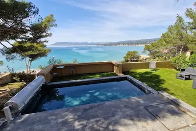 Image de Large 6 p. air-conditioned family home with swimming pool on the seafront