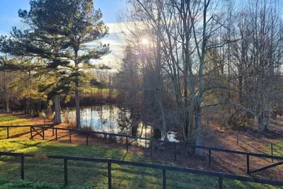 Image de Small Bunkhouse on Horse Farm with Pond!