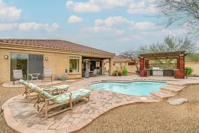 Image de Luxe Couples Retreat w/ Pool & Outdoor Kitchen!