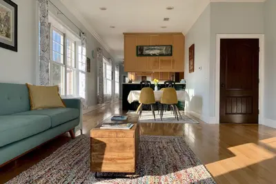 Image de Beautiful, spacious 3rd floor apartment in the Darien historic district.