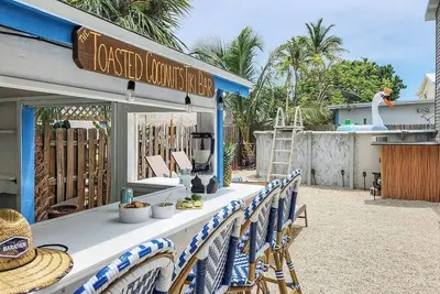 The Toasted Coconut~Pool~Bikes~Grill~Chic!