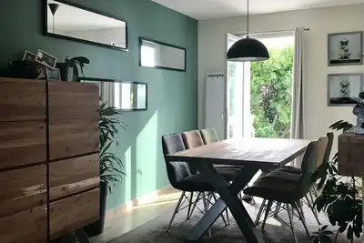 Image de Maison calme avec jardin fermé et terrasse à 5 minutes de la plage!