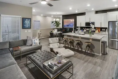 Image de Quiet super peaceful Gated condo Amazing Location! garage parking Strip or Lake
