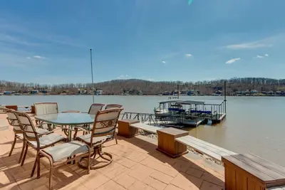 Image de Waterfront Lake of the Ozarks Home w/ Private Dock