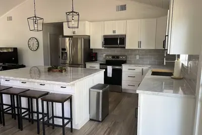 Image de Gorgeous remodeled Lakehouse - walk across street to lake!