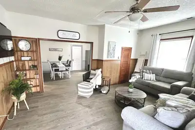 Image de Pet friendly house with 3 king beds and fenced in back yard.