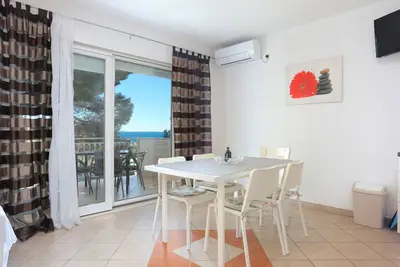 Image de Appartement d'une chambre avec la terrasse et la vue sur le mer Balica Rat, Omis (A-20494-a)