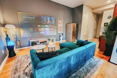 Image de KingDreams / King Beds / Sleep 12 / 120\" Projector